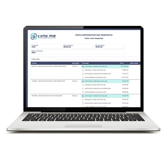 Profissional analisando compras e cotações pelo notebook