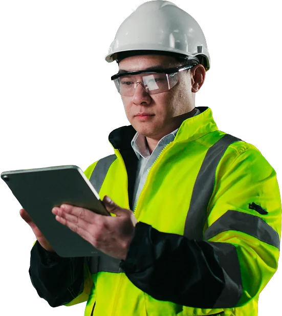 Profissional em ambiente industrial usando tablet