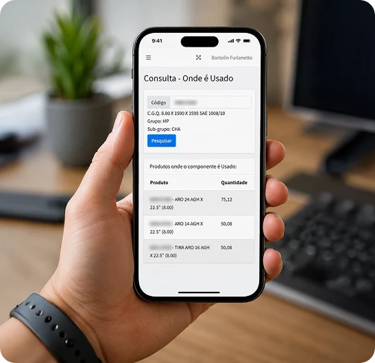 Pessoa segurando smartphone com símbolo de segurança digital