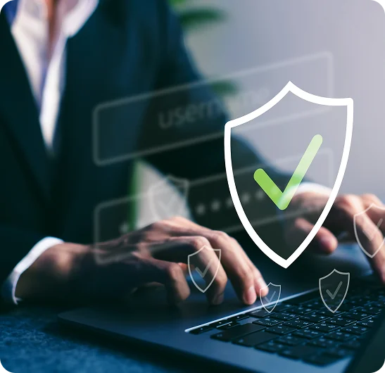 Profissional usando notebook com símbolo de proteção e verificação digital
